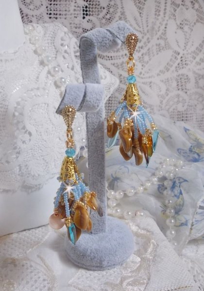BO Cheyenne avec dagues en verre, sequins en nacre, feuilles en verre, rocailles et clous d'oreilles en m&eacute;tal