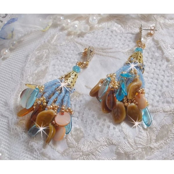 BO Cheyenne avec dagues en verre, sequins en nacre, feuilles en verre, rocailles et clous d'oreilles en m&eacute;tal