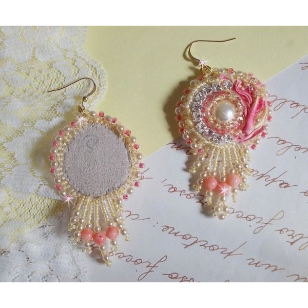 BO Cœur Tendre brodées avec un ruban de soie Jaune et Rose, des chatons, des rocailles et des boucles en Or Gold Filled 14 carats