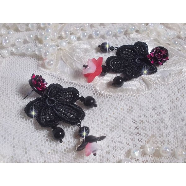 BO Cocktail Sangria cr&eacute;&eacute;es avec de la dentelle noire tr&egrave;s ancienne, des cristaux, des fleurs frosted, des cabochons r&eacute;sine et des accessoires de couleur Noire