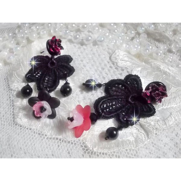 BO Cocktail Sangria cr&eacute;&eacute;es avec de la dentelle noire tr&egrave;s ancienne, des cristaux, des fleurs frosted, des cabochons r&eacute;sine et des accessoires de couleur Noire