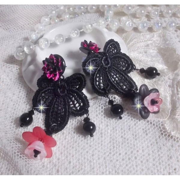 BO Cocktail Sangria cr&eacute;&eacute;es avec de la dentelle noire tr&egrave;s ancienne, des cristaux, des fleurs frosted, des cabochons r&eacute;sine et des accessoires de couleur Noire