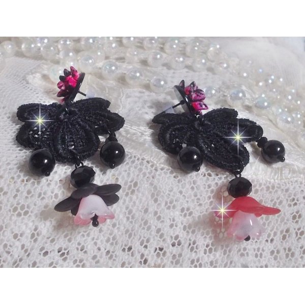 BO Cocktail Sangria cr&eacute;&eacute;es avec de la dentelle noire tr&egrave;s ancienne, des cristaux, des fleurs frosted, des cabochons r&eacute;sine et des accessoires de couleur Noire