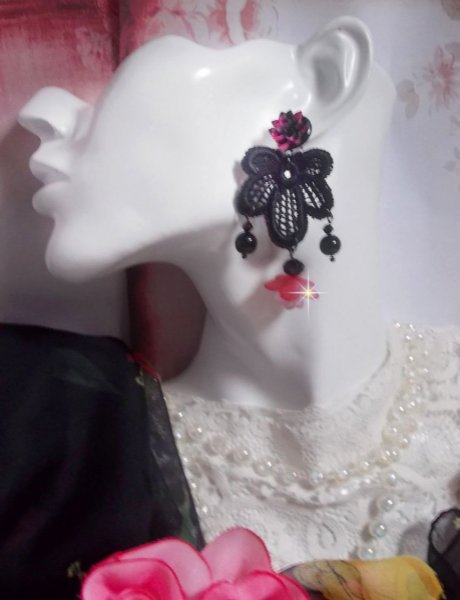 BO Cocktail Sangria cr&eacute;&eacute;es avec de la dentelle noire tr&egrave;s ancienne, des cristaux, des fleurs frosted, des cabochons r&eacute;sine et des accessoires de couleur Noire