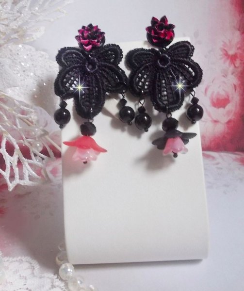 BO Cocktail Sangria cr&eacute;&eacute;es avec de la dentelle noire tr&egrave;s ancienne, des cristaux, des fleurs frosted, des cabochons r&eacute;sine et des accessoires de couleur Noire