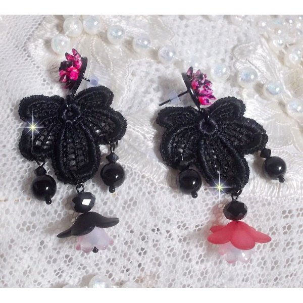 BO Cocktail Sangria cr&eacute;&eacute;es avec de la dentelle noire tr&egrave;s ancienne, des cristaux, des fleurs frosted, des cabochons r&eacute;sine et des accessoires de couleur Noire