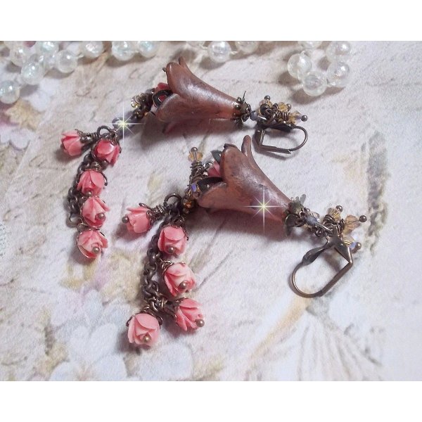 BO Corail Roses Sauvages  cr&eacute;&eacute;es avec boutons de Roses en verre, cristaux, fleurs lucites peintes &agrave; la main, coupelles et dormeuses en laiton