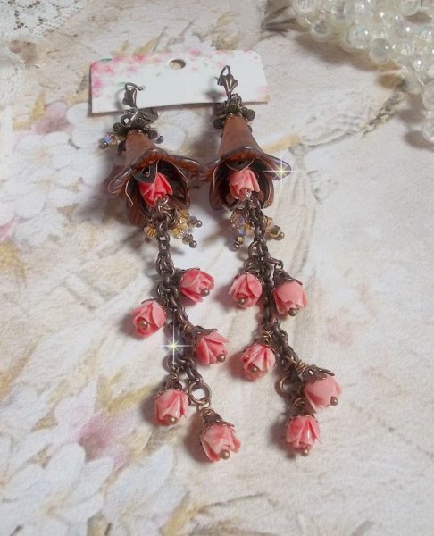 BO Corail Roses Sauvages  cr&eacute;&eacute;es avec boutons de Roses en verre, cristaux, fleurs lucites peintes &agrave; la main, coupelles et dormeuses en laiton