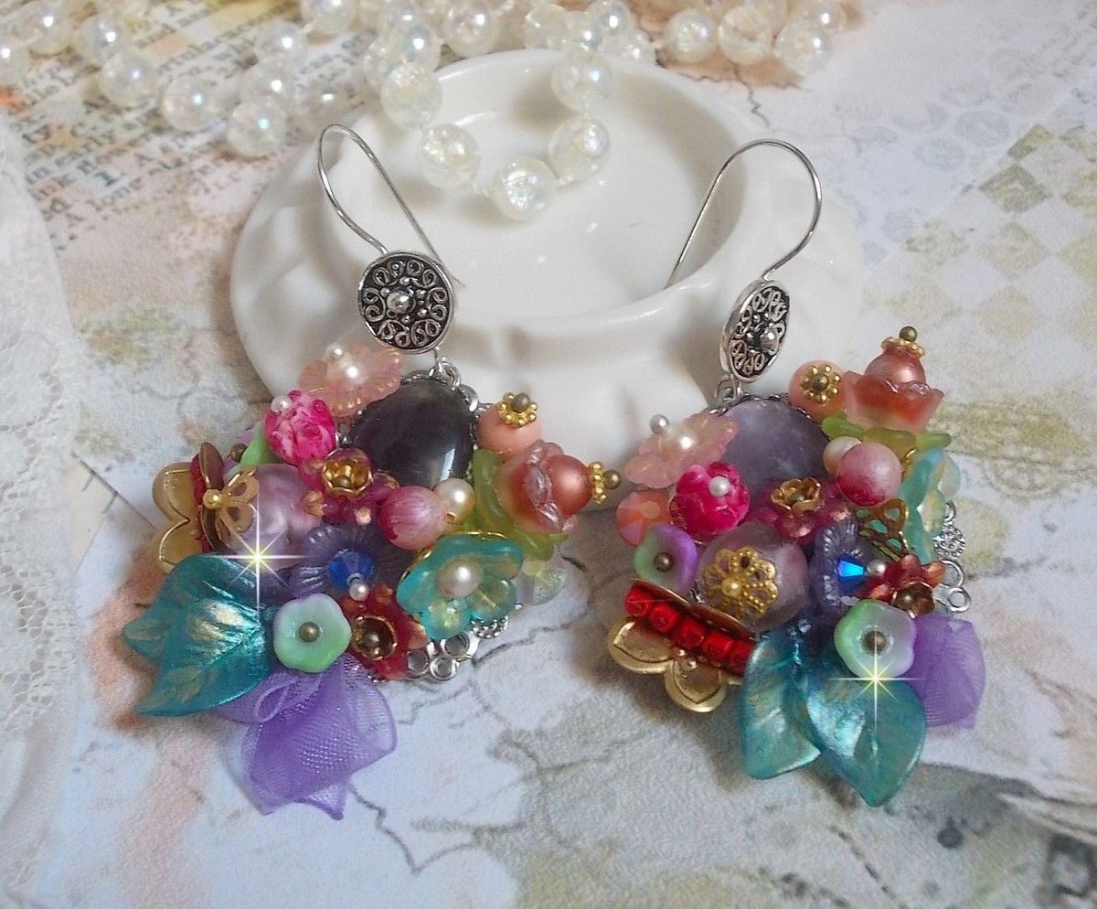 BO Couronne Chic Printanière créées avec des diverses fleurs, perles de Murano,  cristaux, divers accessoires et des crochets d'oreilles en Argent 925/1000