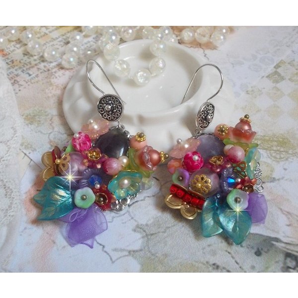 BO Couronne Chic Printanière créées avec des diverses fleurs, perles de Murano,  cristaux, divers accessoires et des crochets d'oreilles en Argent 925/1000