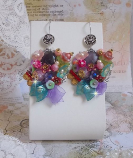 BO Couronne Chic Printanière créées avec des diverses fleurs, perles de Murano,  cristaux, divers accessoires et des crochets d'oreilles en Argent 925/1000