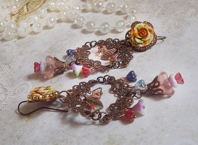BO French Flowers avec des clochettes et campanules en verre, roses r&eacute;sine, estampes demi-lune, breloques feuilles et crochets d'oreilles en laiton
