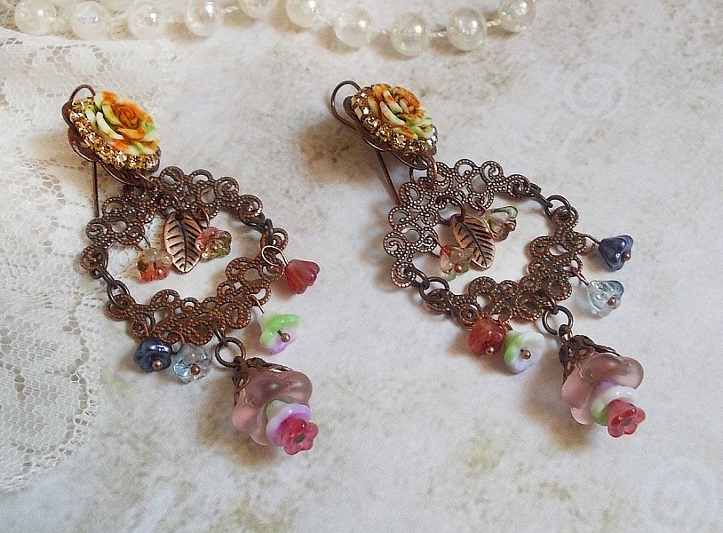 BO French Flowers avec des clochettes et campanules en verre, roses r&eacute;sine, estampes demi-lune, breloques feuilles et crochets d'oreilles en laiton