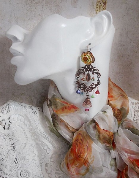 BO French Flowers avec des clochettes et campanules en verre, roses r&eacute;sine, estampes demi-lune, breloques feuilles et crochets d'oreilles en laiton