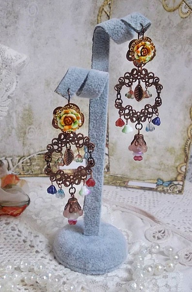 BO French Flowers avec des clochettes et campanules en verre, roses r&eacute;sine, estampes demi-lune, breloques feuilles et crochets d'oreilles en laiton