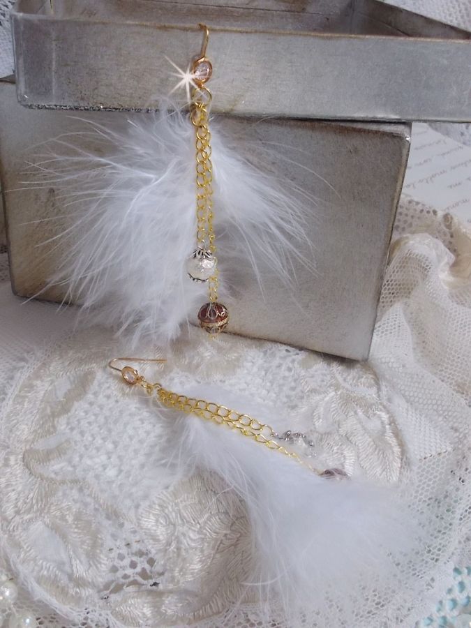 BO Douce Blanche aux plumes blanches, perles en plaqué Or et Cuivre/Argent, crochets d'oreilles avec un cristal. Un look Amérindien 
