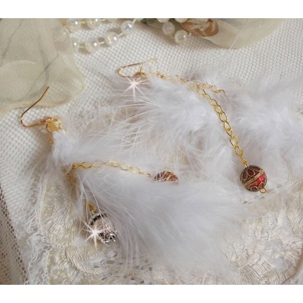 BO Douce Blanche aux plumes blanches, perles en plaqu&eacute; Or et Cuivre/Argent, crochets d'oreilles avec un cristal. Un look Am&eacute;rindien 