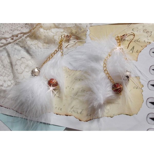 BO Douce Blanche aux plumes blanches, perles en plaqu&eacute; Or et Cuivre/Argent, crochets d'oreilles avec un cristal. Un look Am&eacute;rindien 