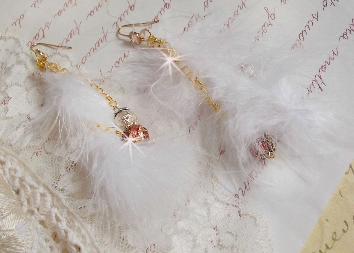 BO Douce Blanche aux plumes blanches, perles en plaqué Or et Cuivre/Argent, crochets d'oreilles avec un cristal. Un look Amérindien 