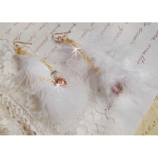 BO Douce Blanche aux plumes blanches, perles en plaqu&eacute; Or et Cuivre/Argent, crochets d'oreilles avec un cristal. Un look Am&eacute;rindien 