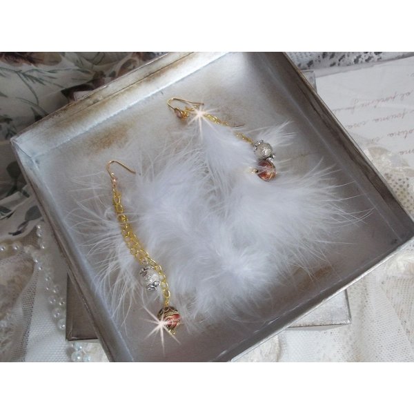 BO Douce Blanche aux plumes blanches, perles en plaqu&eacute; Or et Cuivre/Argent, crochets d'oreilles avec un cristal. Un look Am&eacute;rindien 