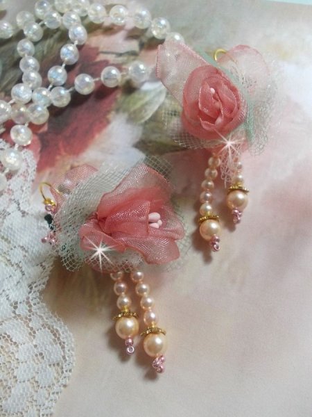 BO Douceur Poudrée crée avec du ruban Organza, du tulle , des cristaux de Swarovski, des perles en verre de Bohème et des rocailles