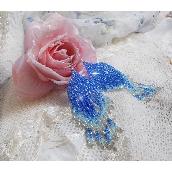 BO Doux R&ecirc;ves Bleut&eacute;s aux rocailles de qualit&eacute; en verre dans les nuances de Bleu et d&rsquo;Argent. Une belle conception pour un design exceptionnelle. Le tout est mont&eacute; sur crochets en Argent 925