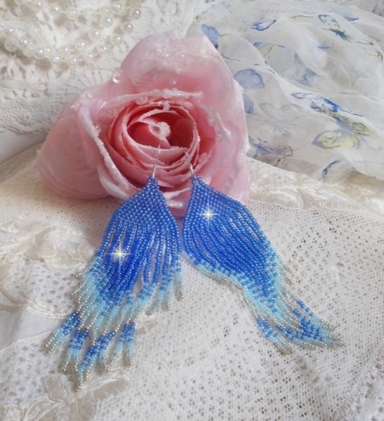 BO Doux R&ecirc;ves Bleut&eacute;s aux rocailles de qualit&eacute; en verre dans les nuances de Bleu et d&rsquo;Argent. Une belle conception pour un design exceptionnelle. Le tout est mont&eacute; sur crochets en Argent 925