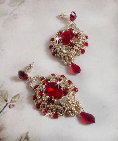 BO Drigon Red brodées avec des cabochons de couleur Siam en cristal de Swarovski, des chatons, des rocailles argentées et des clous d'oreille avec des papillons en argent 925/1000