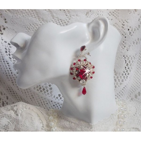 BO Drigon Red brodées avec des cabochons de couleur Siam en cristal de Swarovski, des chatons, des rocailles argentées et des clous d'oreille avec des papillons en argent 925/1000