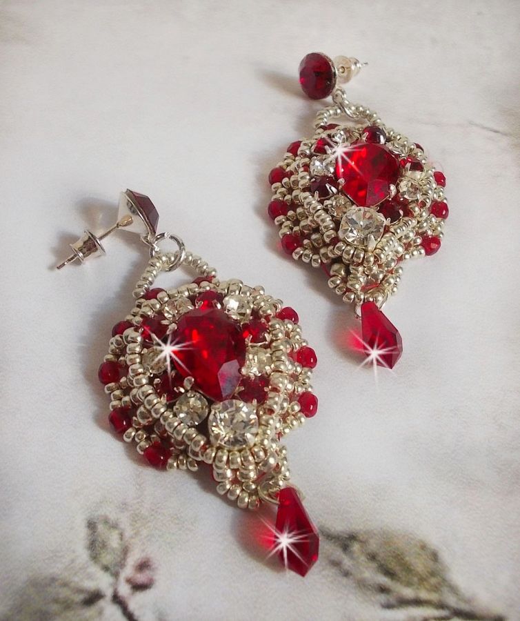 BO Drigon Red brodées avec des cabochons de couleur Siam en cristal de Swarovski, des chatons, des rocailles argentées et des clous d'oreille avec des papillons en argent 925/1000