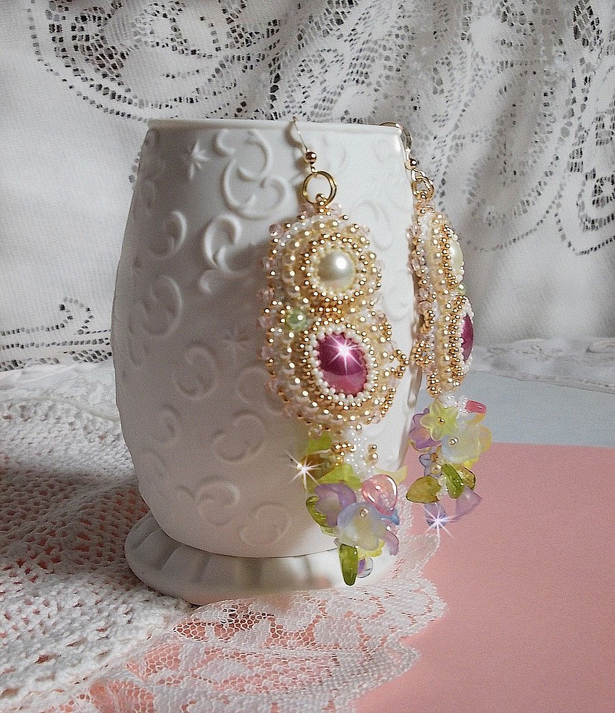 BO Envol&eacute;e Fleurie brod&eacute;es avec des cabochons ovales et ronds aux couleurs : Light Fuchsia et Ivoire, orn&eacute;s de perles rondes, fleurs Lucites et rocailles. Mont&eacute;es sur crochets en Gold Filled 14 carats