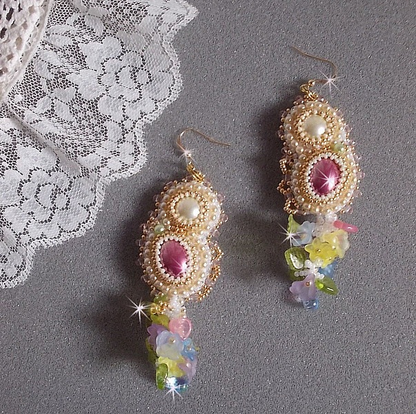 BO Envol&eacute;e Fleurie brod&eacute;es avec des cabochons ovales et ronds aux couleurs : Light Fuchsia et Ivoire, orn&eacute;s de perles rondes, fleurs Lucites et rocailles. Mont&eacute;es sur crochets en Gold Filled 14 carats