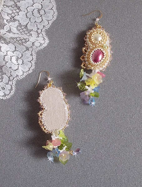 BO Envol&eacute;e Fleurie brod&eacute;es avec des cabochons ovales et ronds aux couleurs : Light Fuchsia et Ivoire, orn&eacute;s de perles rondes, fleurs Lucites et rocailles. Mont&eacute;es sur crochets en Gold Filled 14 carats