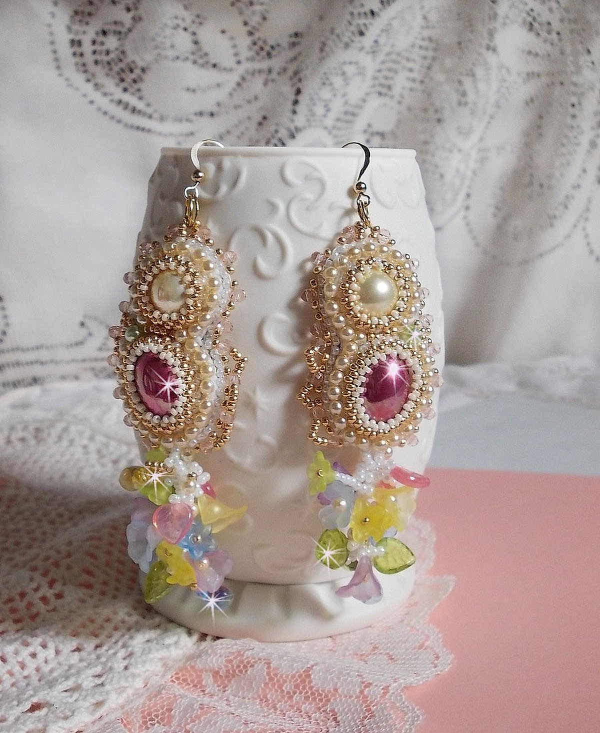 BO Envol&eacute;e Fleurie brod&eacute;es avec des cabochons ovales et ronds aux couleurs : Light Fuchsia et Ivoire, orn&eacute;s de perles rondes, fleurs Lucites et rocailles. Mont&eacute;es sur crochets en Gold Filled 14 carats