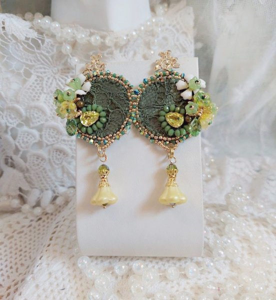 BO Espoir brod&eacute;es avec fleurs et rondes aplaties verres, dentelle, perles Cristal Swarovski