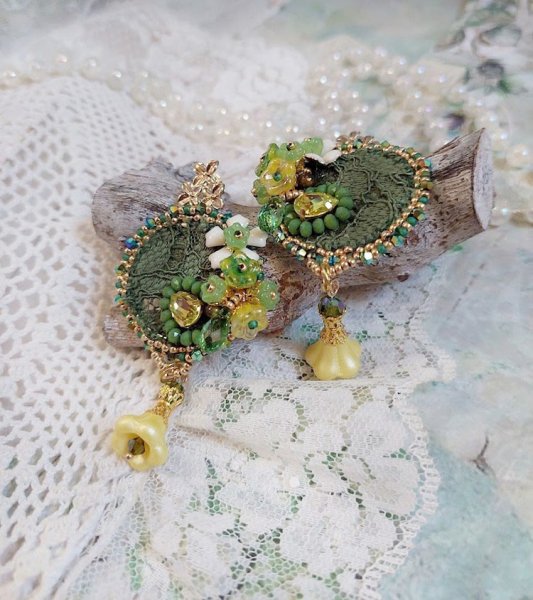 BO Espoir brod&eacute;es avec fleurs et rondes aplaties verres, dentelle, perles Cristal Swarovski