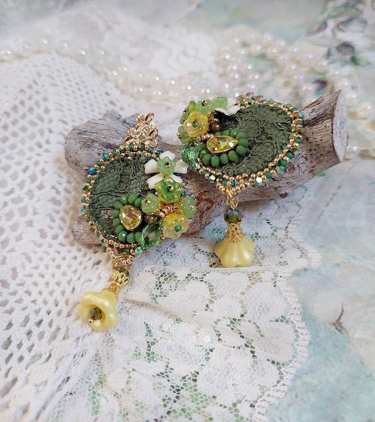 BO Espoir brod&eacute;es avec fleurs et rondes aplaties verres, dentelle, perles Cristal Swarovski