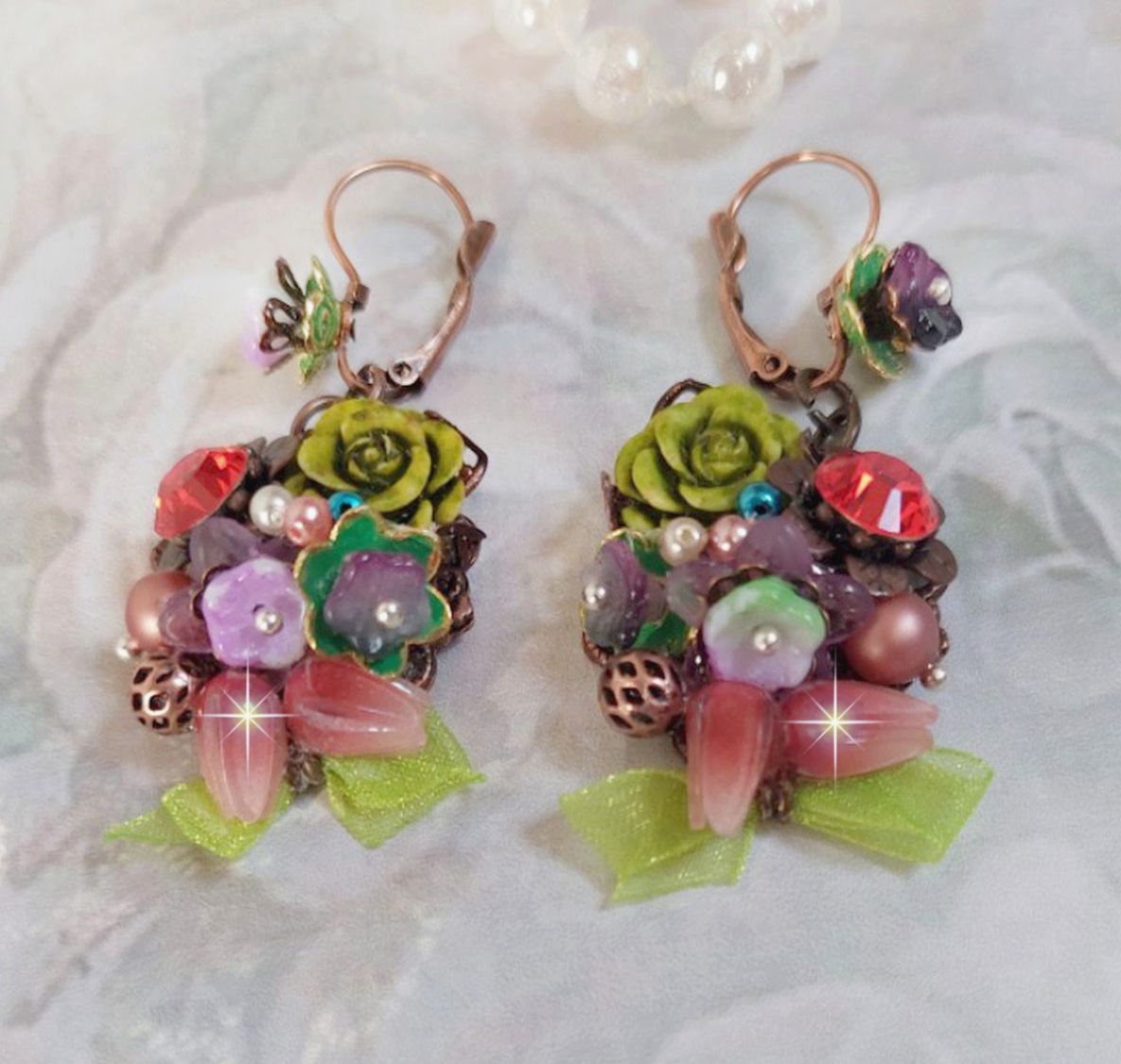 BO Fantasia de Fleurs créées avec des Cristaux, des perles rondes nacrées, des perles, clochettes en résine, en verre et du ruban Organza Anis