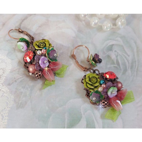 BO Fantasia de Fleurs créées avec des Cristaux, des perles rondes nacrées, des perles, clochettes en résine, en verre et du ruban Organza Anis