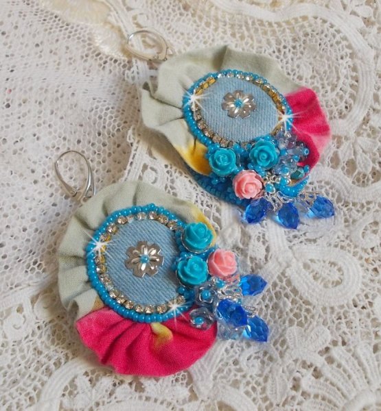 BO Far West brodées avec du tissu en jean moucheté, des roses en résine, des Cristaux de Swarovski, des perles diverses, des rocailles et des dormeuses en Argent 925/1000 autres perles