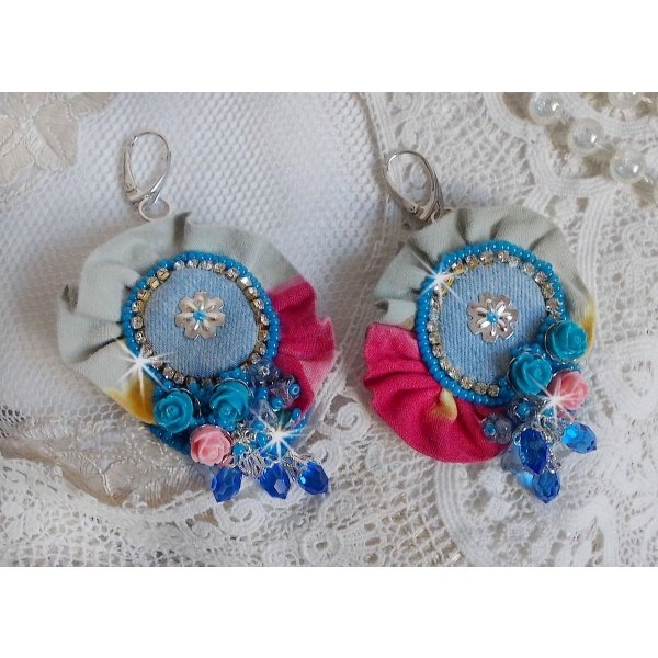 BO Far West brodées avec du tissu en jean moucheté, des roses en résine, des Cristaux de Swarovski, des perles diverses, des rocailles et des dormeuses en Argent 925/1000 autres perles