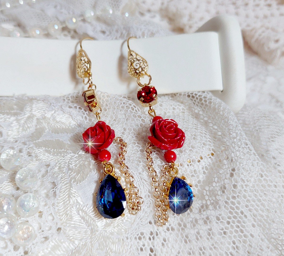 BO Flamenca montées avec des cabochons en Cristal et des roses en Résine aux couleurs Rouges à laquelle s’ajoute des perles rondes en Jade, une chaîne avec des poires en oxyde de Zirconium