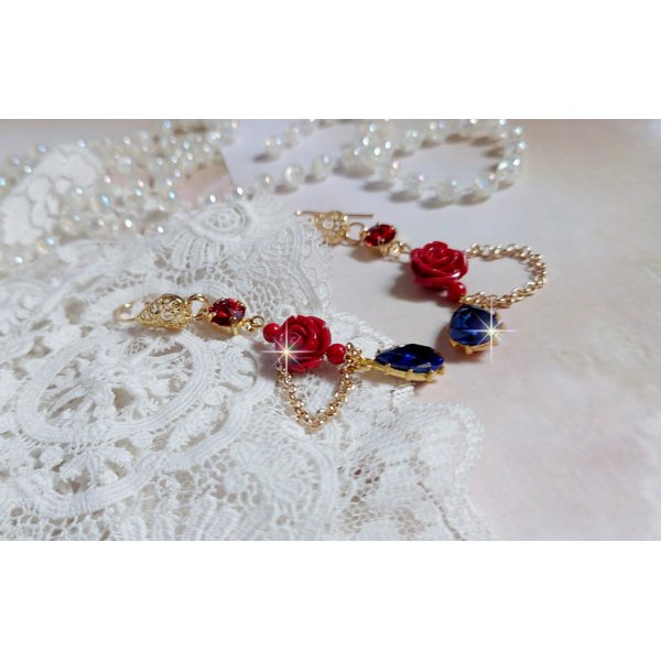 BO Flamenca montées avec des cabochons en Cristal et des roses en Résine aux couleurs Rouges à laquelle s’ajoute des perles rondes en Jade, une chaîne avec des poires en oxyde de Zirconium