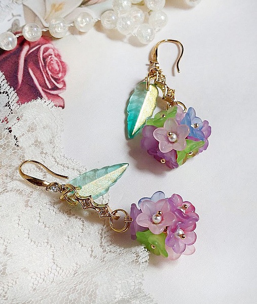 BO Fleurettes cr&eacute;&eacute;es avec fleurs synth&eacute;tiques, perles verres et Cristaux de Swarovski