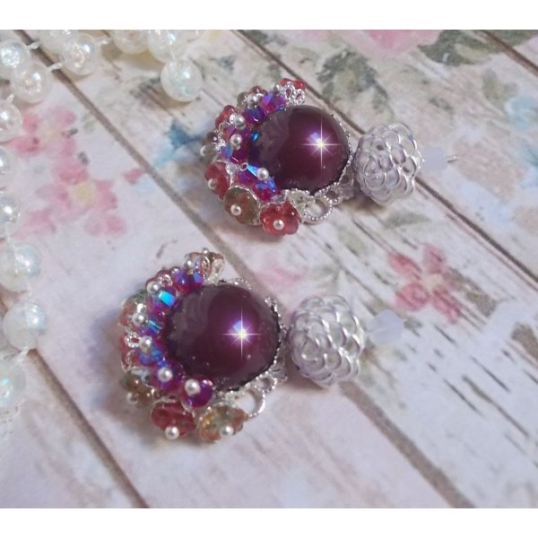 BO Fleurs de Cabaret avec des cabochons ronds Bordeaux en cristal de Swarovski, des toupies Fuschia, des fleurs clochettes en verre sur une base pendentif argent&eacute;e et des clous d'oreilles en m&eacute;tal
