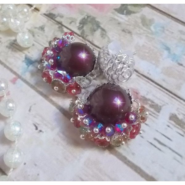 BO Fleurs de Cabaret avec des cabochons ronds Bordeaux en cristal de Swarovski, des toupies Fuschia, des fleurs clochettes en verre sur une base pendentif argent&eacute;e et des clous d'oreilles en m&eacute;tal