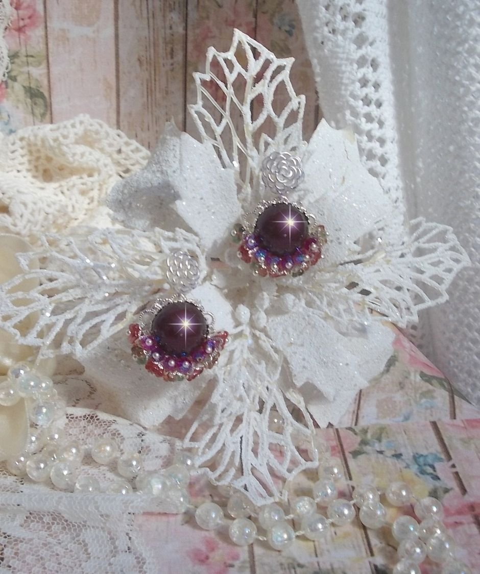 BO Fleurs de Cabaret avec des cabochons ronds Bordeaux en cristal de Swarovski, des toupies Fuschia, des fleurs clochettes en verre sur une base pendentif argentée et des clous d'oreilles en métal
