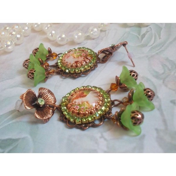 BO Forest of Flowers avec une femme aux cheveux roux orn&eacute;e d&rsquo;une cha&icirc;ne strass P&eacute;ridot, estampes, cristaux, fleurs, perles filigran&eacute;es et breloques. Mont&eacute; sur des clous d&rsquo;oreilles fleurs laiton