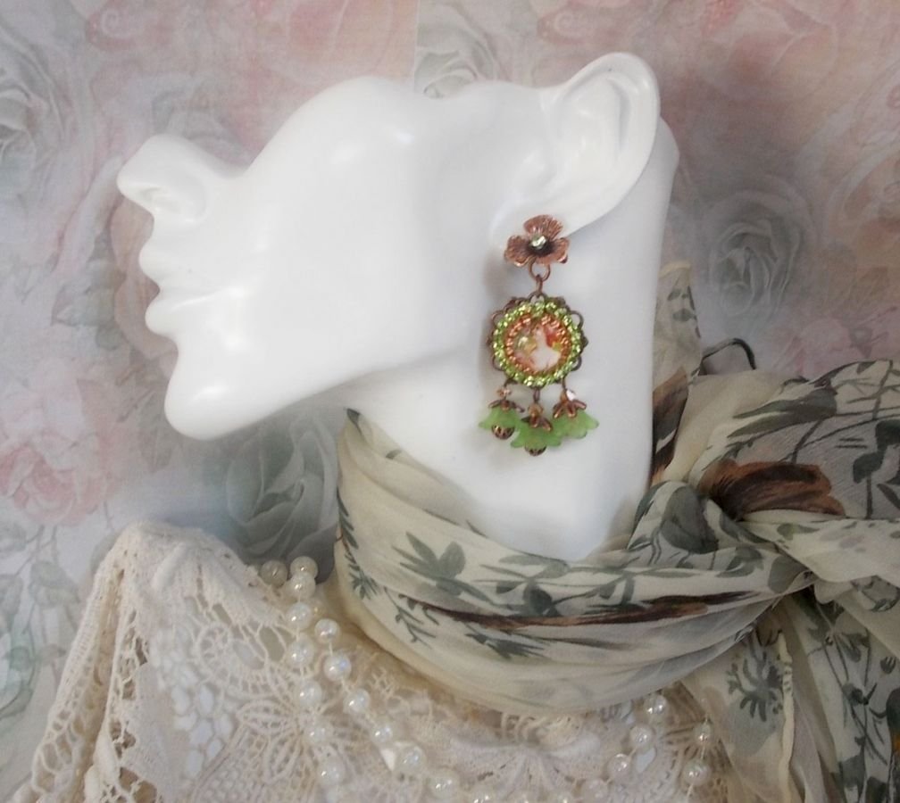 BO Forest of Flowers avec une femme aux cheveux roux ornée d’une chaîne strass Péridot, estampes, cristaux, fleurs, perles filigranées et breloques. Monté sur des clous d’oreilles fleurs laiton
